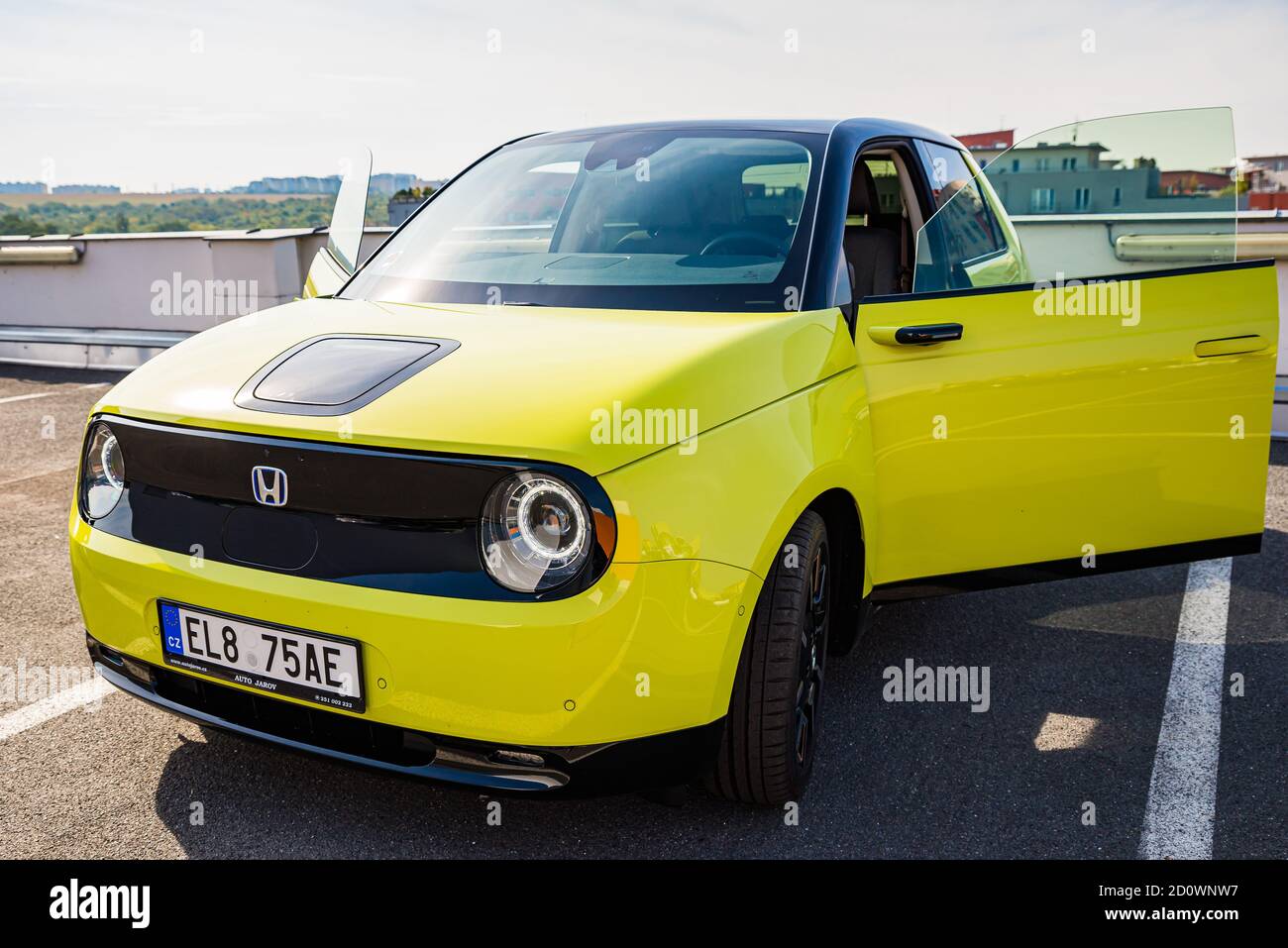 Prague, République tchèque - 02 octobre 2020. Honda E électrique jaune vert  avec porte ouverte Photo Stock - Alamy