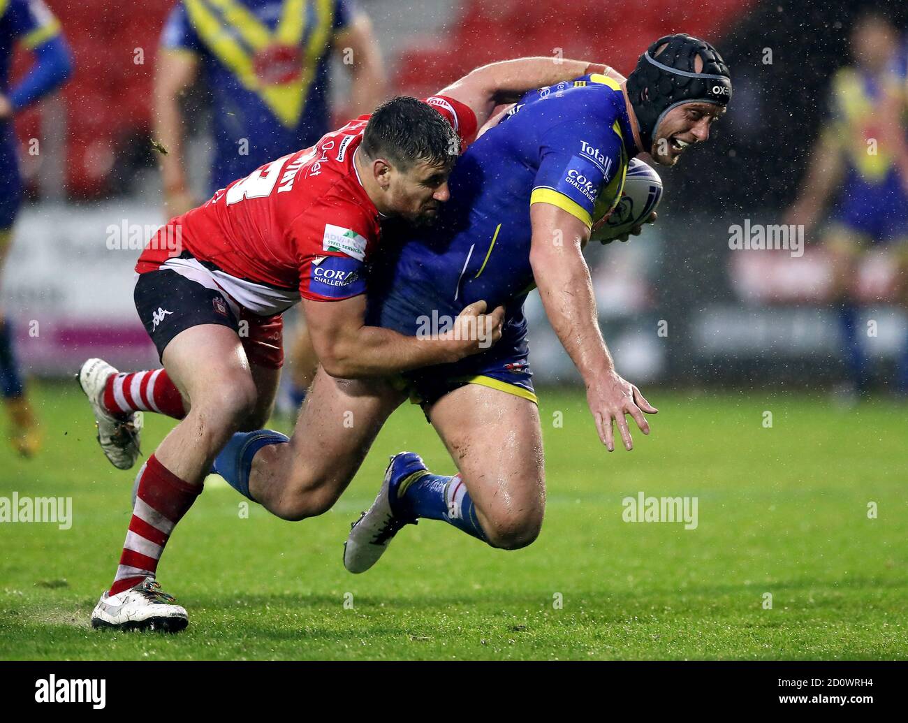 Warrington Wolvess' Chris Hill (à droite) affrontée par Tyrone McCarthy de Salford Red Devils lors de la coupe Coral Challenge, demi-finale au stade totalement Wicked, St Helens. Banque D'Images