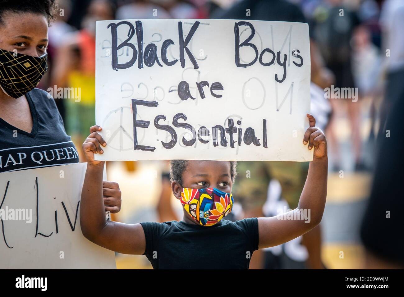 Un enfant tenant un panneau à Black Lives a une importance de protestation Dans DC Banque D'Images