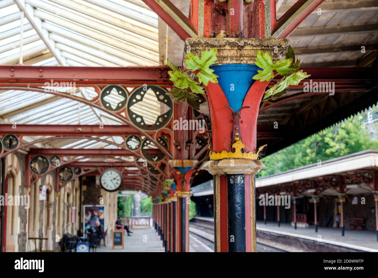 Grande gare de Malvern capitales florales des soutiens de Le toit à baldaquin construit en 1862 conçu par Edmund Wallace Elmslie Banque D'Images