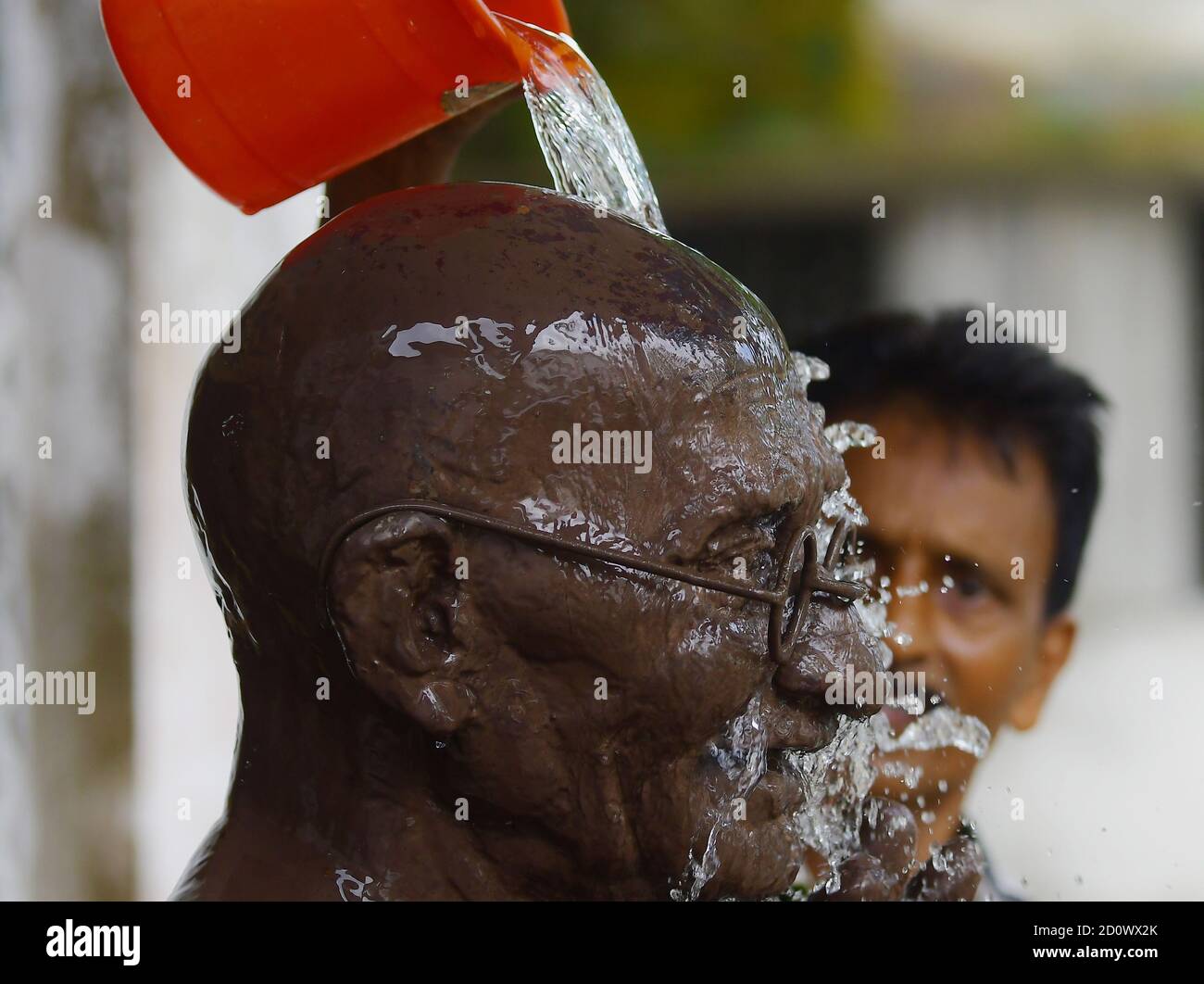 Un ouvrier lave et nettoie la statue du Mahatma Gandhi à la veille de son anniversaire de naissance à Agartala. Tripura, Inde. Mahatma Gandhi était un avocat indien, nationaliste anti-colonial et éthicien politique, qui a employé la résistance non-violente pour diriger la campagne réussie pour l'indépendance de l'Inde par rapport à la domination britannique, et à son tour a inspiré des mouvements pour les droits civils et la liberté dans le monde entier. Banque D'Images