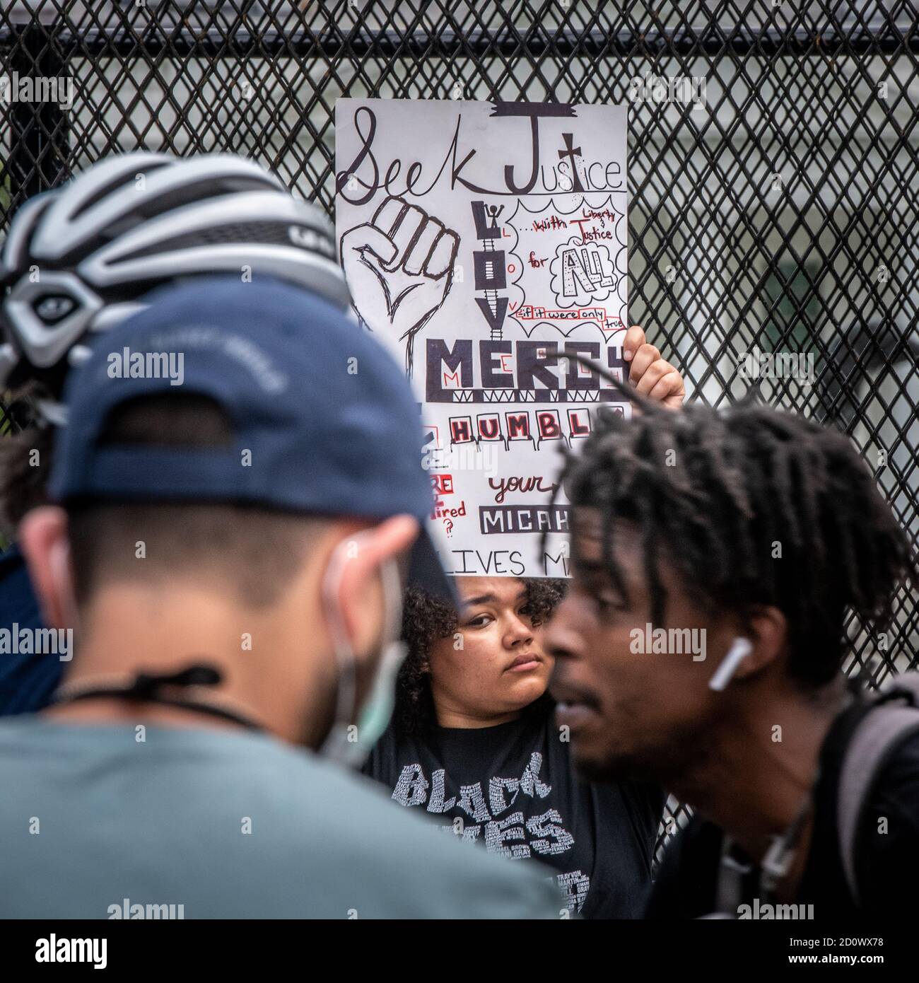 Un manifestant tient une affiche devant le blanc House at Black Lives Matter Protest in DC Banque D'Images