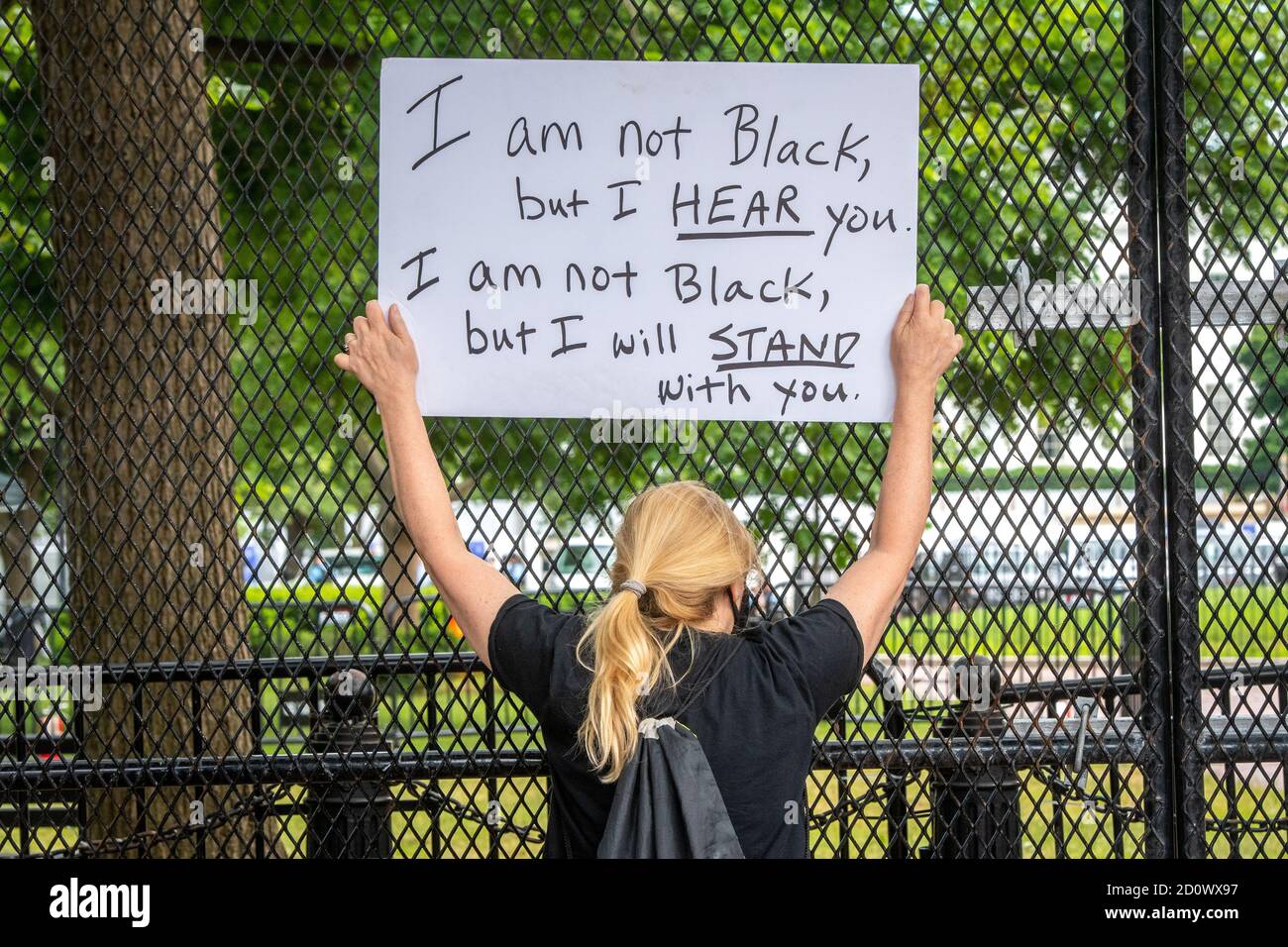 Un manifestant portant un panneau sur Black Lives a de l'importance pour protester Dans DC Banque D'Images