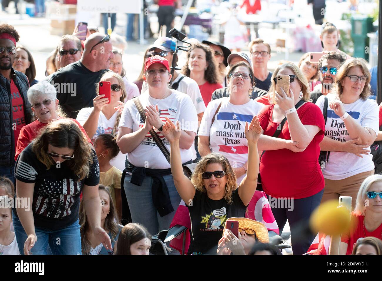 Austin, TX USA 3 octobre 2020: Une petite foule écoute le pasteur conservateur controversé Greg Locke parler devant le Capitole du Texas lors d'un "Constitutional Rights Summit" où les Texans ont été encouragés à s'exprimer et à se tenir à l'écoute de la "tyrannie et du gouvernement sur la portée" et du droit de porter des armes. Crédit : Bob Daemmrich/Alay Live News Banque D'Images