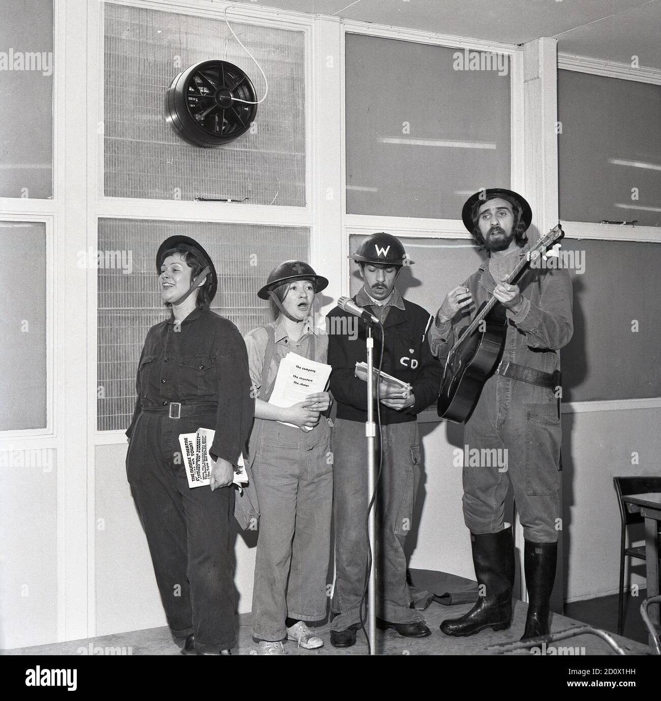 1972, photo historique de quatre artistes adultes de la société de théâtre London Bubble vêtus de costumes de la Seconde Guerre mondiale présentant un divertissement, « The Blitz Show » dans une salle d'une fête d'enfants, Londres, Angleterre, Royaume-Uni. Conçu par Frank Hatherley, le spectacle était basé sur ceux qui ont amusé les Londoniens dans les abris souterrains pendant la hauteur du Blitz en mai 1941. Ces artistes n'étaient pas des artistes professionnels, mais des membres de la communauté locale qui s'amusaient et se faisaient un plaisir pour ceux qui souffrent de difficultés dans cette période des plus terribles. Banque D'Images