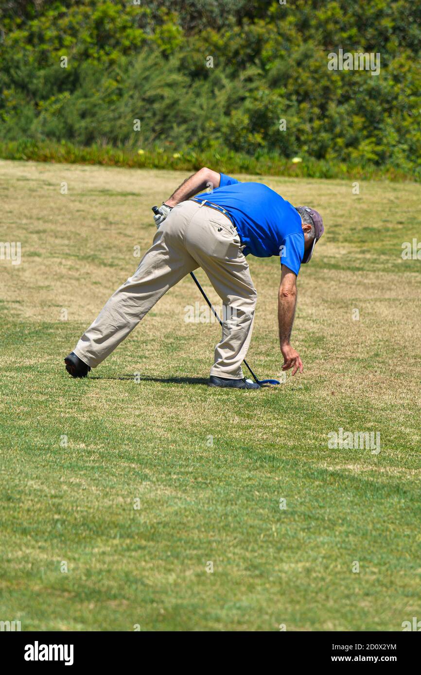 Homme jouant au golf.Homme jouant au golf sur le magnifique parcours de golf Sunny Green. En descendant le ballon de golf Banque D'Images