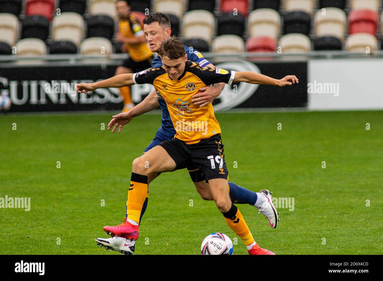 Newport, Royaume-Uni. 03ème octobre 2020. Scott Twine, du comté de Newport, est encrassé par Ollie Clarke, de Mansfield Town. EFL football League Two Match, Newport County v Mansfield Town, Rodney Parade, Newport, pays de Galles, le samedi 3 octobre 2020. Cette image ne peut être utilisée qu'à des fins éditoriales. Utilisation éditoriale uniquement, licence requise pour une utilisation commerciale. Aucune utilisation dans les Paris, les jeux ou les publications d'un seul club/ligue/joueur. photo de Lewis Mitchell/Andrew Orchard sports Photography/Alamy Live News crédit: Andrew Orchard sports Photography/Alamy Live News Banque D'Images