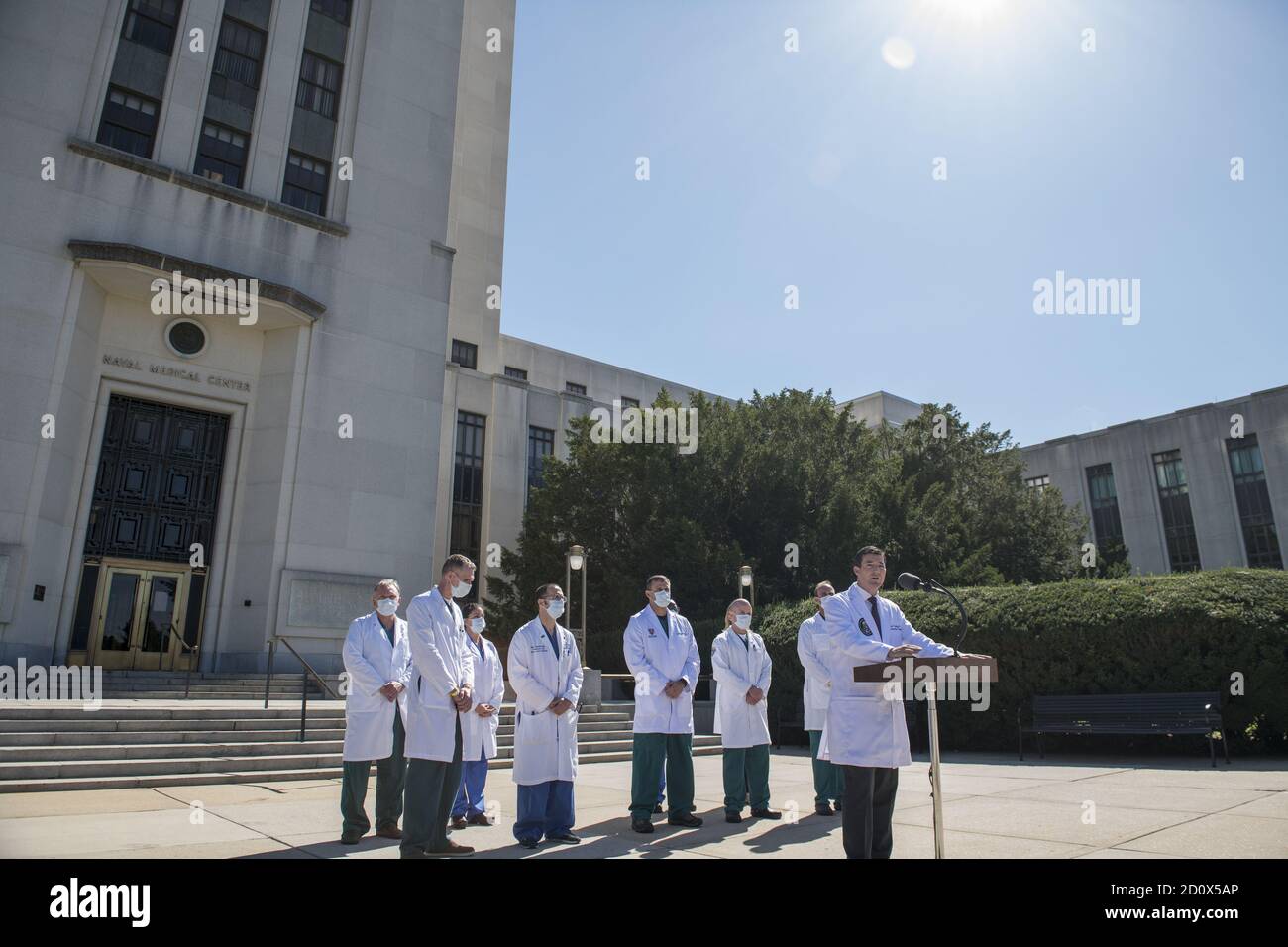 Bethesda, États-Unis. 03ème octobre 2020. Le CDR Sean P. Conley, MD, médecin du président, est accompagné d'une équipe de médecins, qui présente une mise à jour sur la condition du président américain Donald J. Trump au Walter Reed National Military Medical Center à Bethesda, Maryland, le samedi 3 octobre 2020. Le président est à Walter Reed pour un traitement après son test positif pour le COVID vendredi. Photo de piscine par Rod Lamkey/UPI crédit: UPI/Alay Live News Banque D'Images