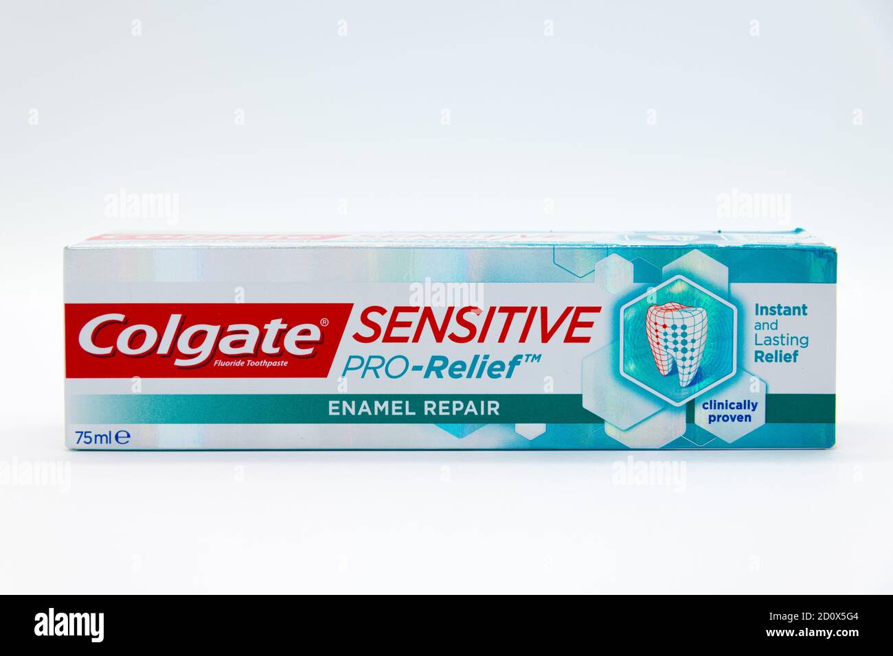 Irvine, Écosse, Royaume-Uni - 01 octobre 2020 : boîte de dentifrice de marque Colgate dans un emballage partiellement recyclable avec des symboles et du contenu Banque D'Images