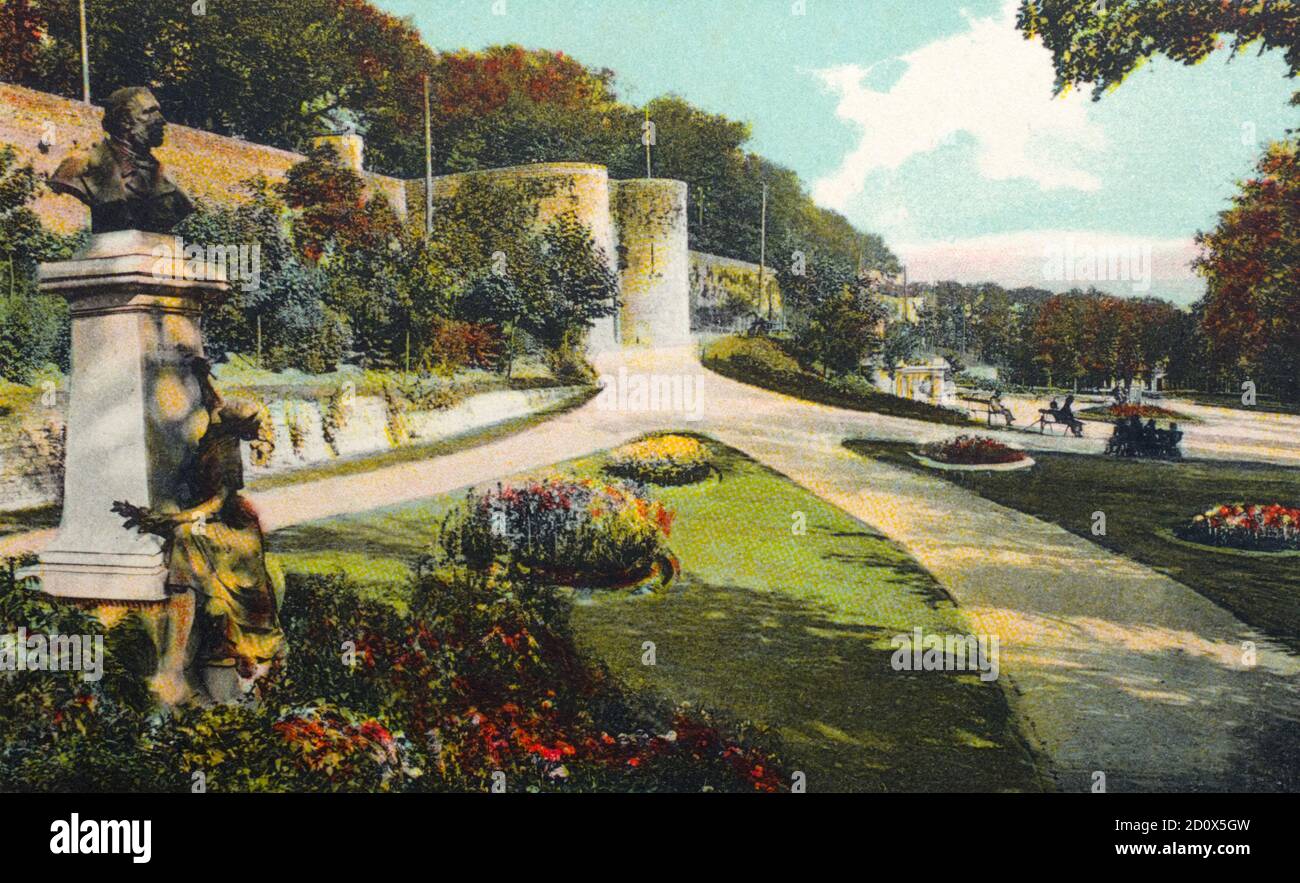 Une vue historique du monument pour le docteur Duchenne de Boulogne près de la porte des degrés à Boulogne, pas-de-Calais, France, prise d'une carte postale c.début 1900. Banque D'Images
