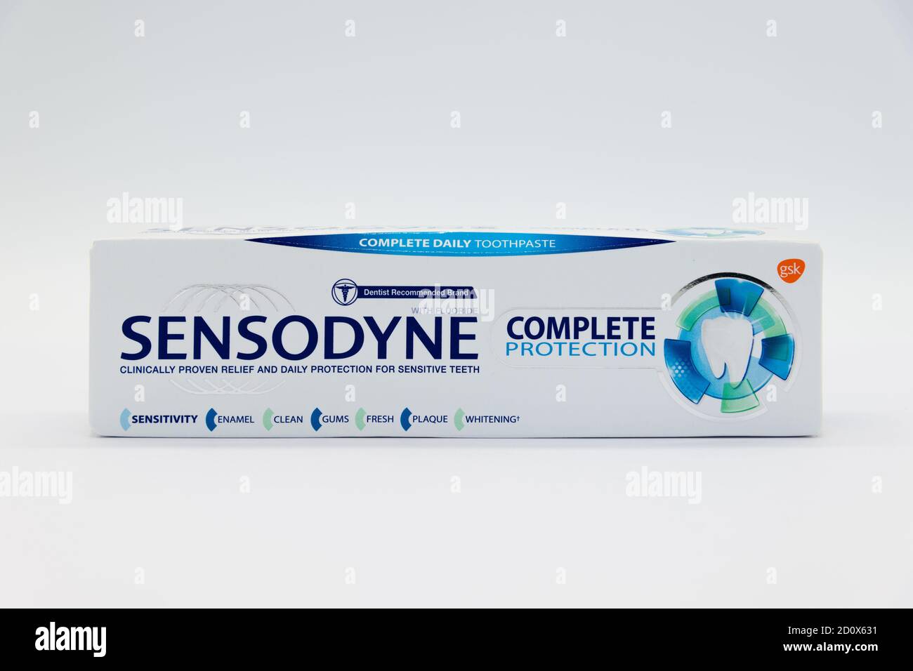 Irvine, Écosse, Royaume-Uni - 01 octobre 2020 : boîte de dentifrice de marque Sensodyne dans un emballage partiellement recyclable avec des symboles et du contenu displaye Banque D'Images