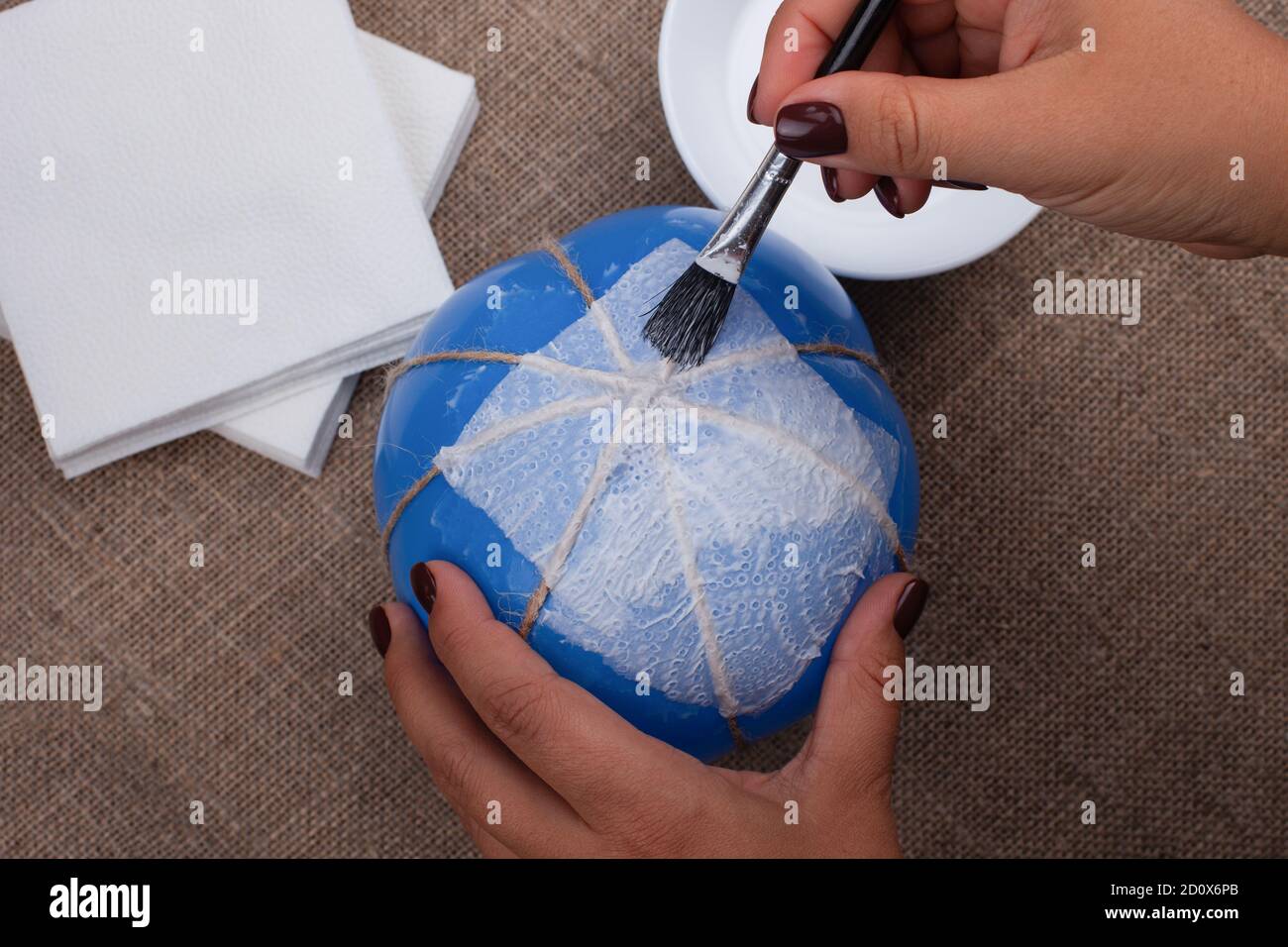 le processus de collage des serviettes sur un ballon, la création d'une citrouille à partir d'une maché de papier Banque D'Images