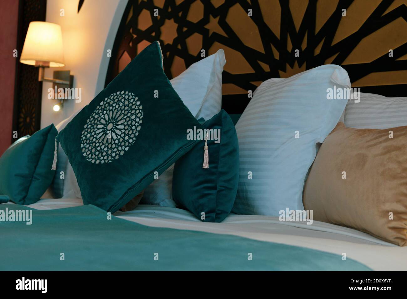 Chambre d'hôtel au Maroc. Mobilier marocain et gravure marocaine Photo  Stock - Alamy