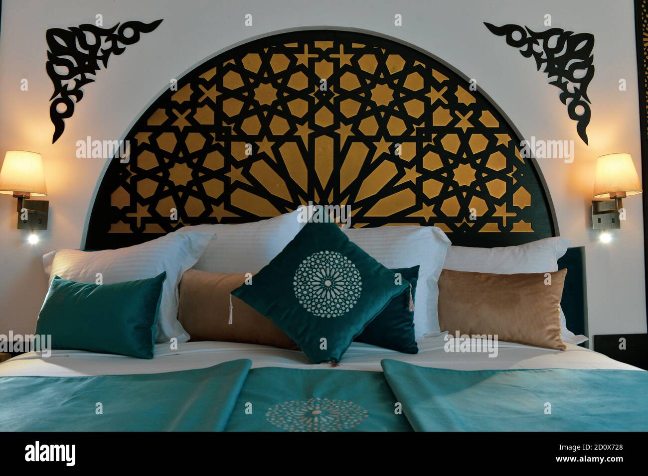 Chambre d'hôtel au Maroc. Mobilier marocain et gravure marocaine. Banque D'Images