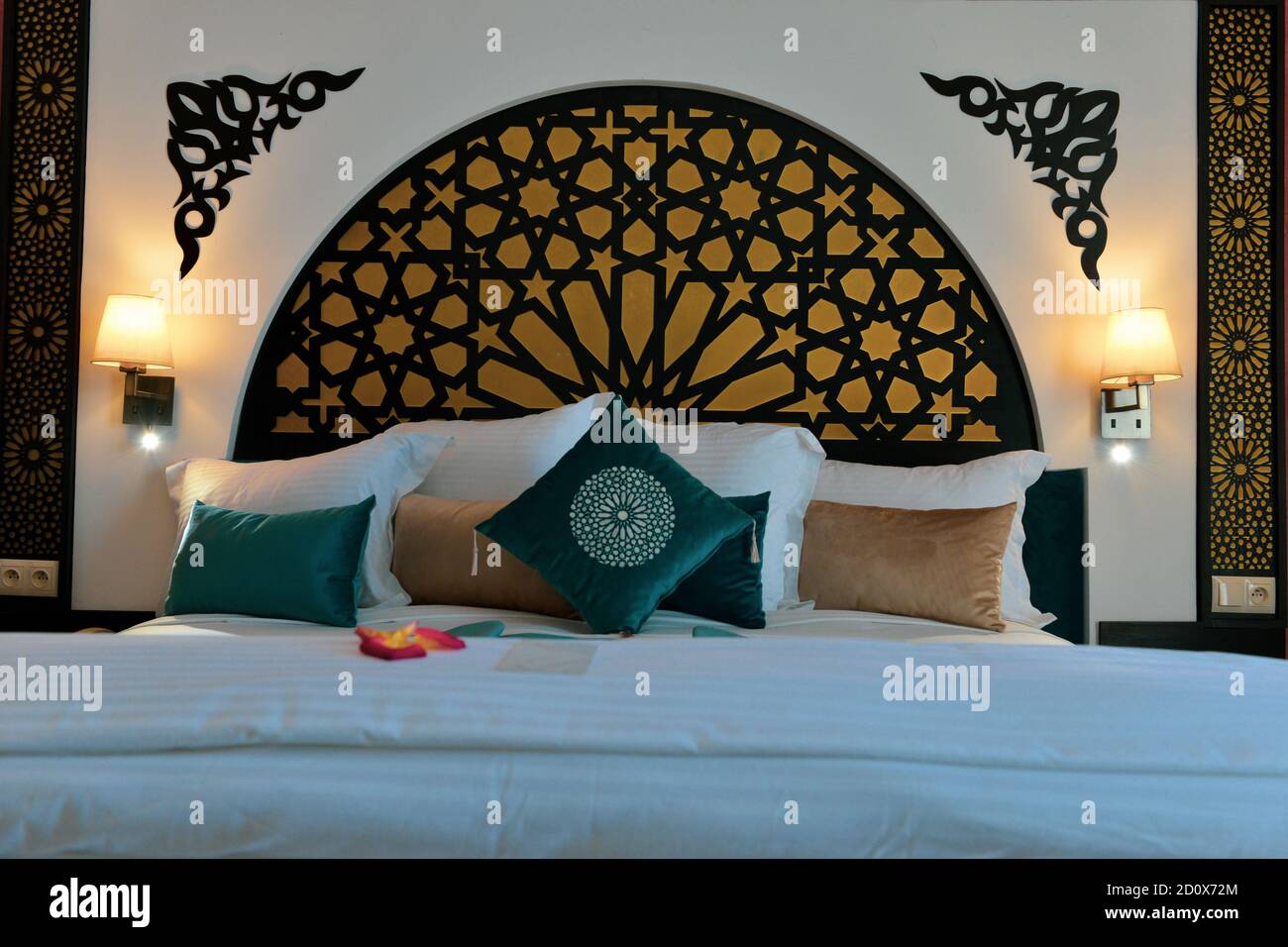 Chambre d'hôtel au Maroc. Mobilier marocain et gravure marocaine. Banque D'Images