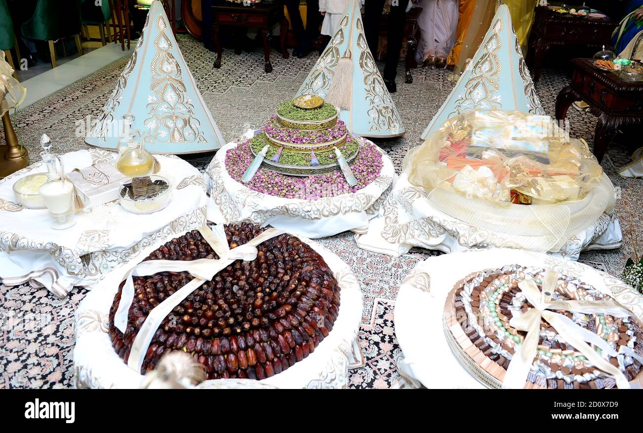 Tyafer Marocain Recipients De Cadeau Traditionnels Pour La Ceremonie De Mariage Decore Avec Des Broderies Dorees Ornees Henne Marocain Cadeaux De Mariage Marocains Photo Stock Alamy Tyafer Marocain Recipients De Cadeau Traditionnels Pour La Ceremonie De Mariage Decore Avec Des Broderies Dorees Ornees Henne Marocain Cadeaux De Mariage Marocains Photo Stock Alamy