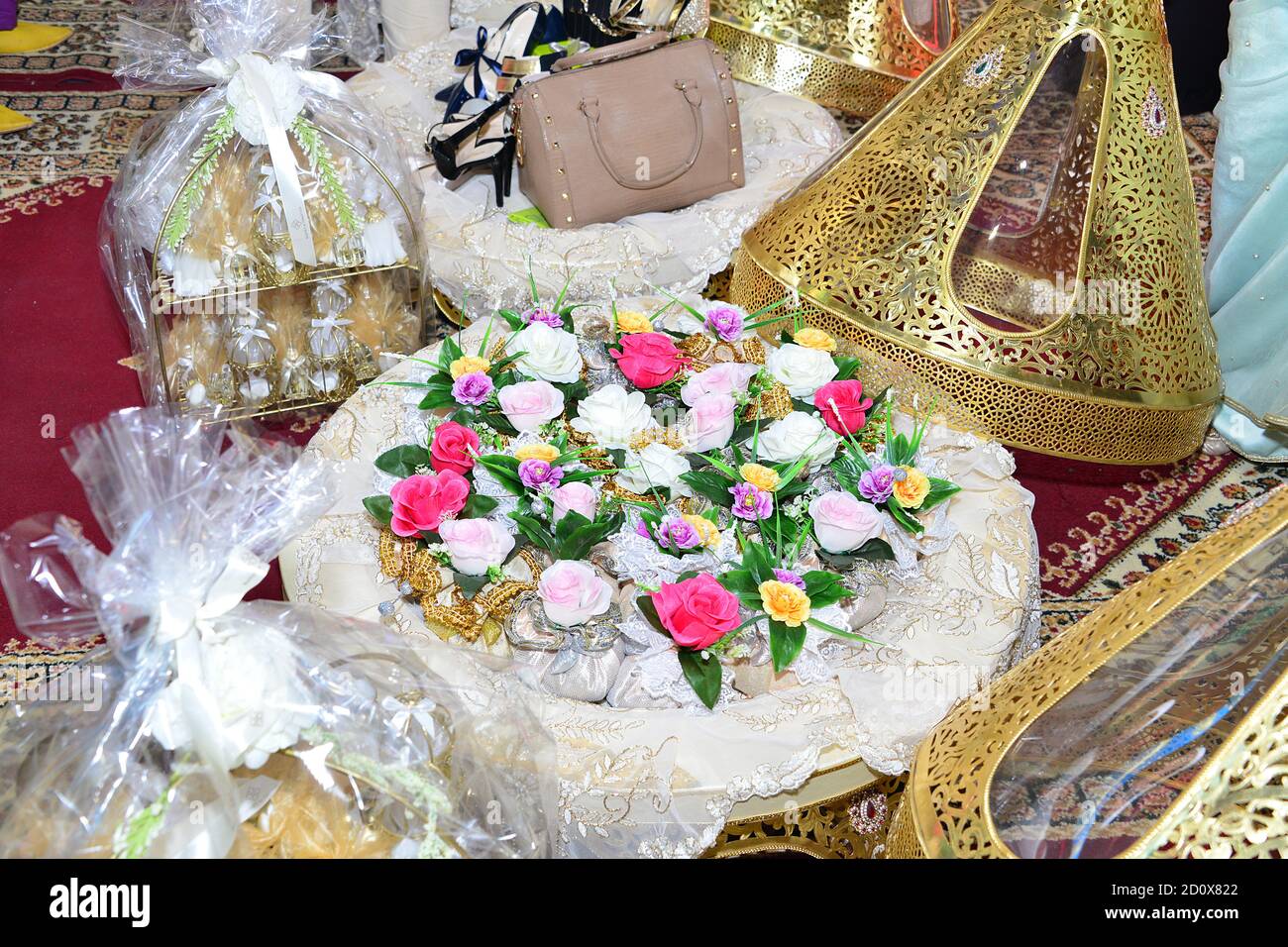 Tyafer marocain, récipients de cadeau traditionnels pour la cérémonie de  mariage, décoré avec des broderies dorées ornées.henné marocain .cadeaux de  mariage marocains Photo Stock - Alamy