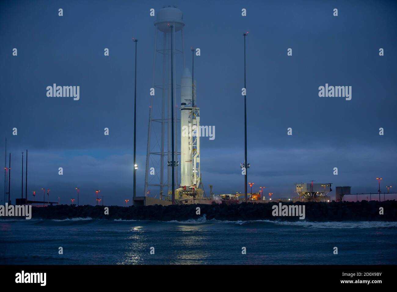 La fusée Northrop Grumman Antares, avec un vaisseau spatial de réapprovisionnement Cygnus à bord, est mise en position verticale pour être lancée au Spaceport régional du centre de l'Atlantique dans le site de vol Wallops de la NASA le 26 septembre 2020 à Wallops, en Virginie. La mission de réapprovisionnement de marchandises commerciales transporte 8,000 livres de fournitures et d'équipement à la Station spatiale internationale. Banque D'Images