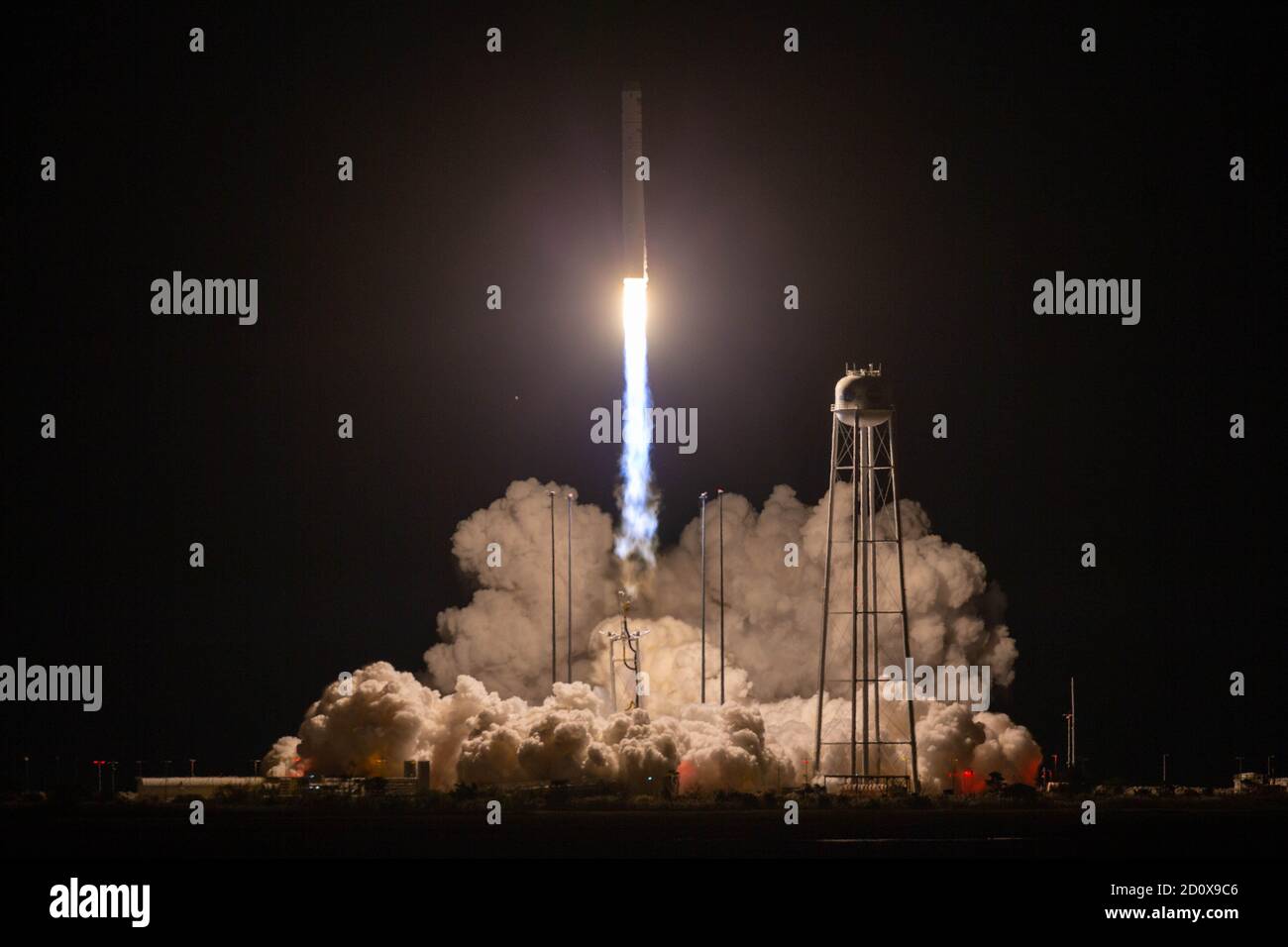 La roquette Northrop Grumman Antares, avec un vaisseau spatial de ravitaillement Cygnus à bord, se soulève du Spaceport régional du centre de l'Atlantique à l'installation de vol Wallops de la NASA le 1er octobre 2020 à Wallops, en Virginie. La mission de réapprovisionnement de marchandises commerciales transporte 8,000 livres de fournitures et d'équipement à la Station spatiale internationale. Banque D'Images