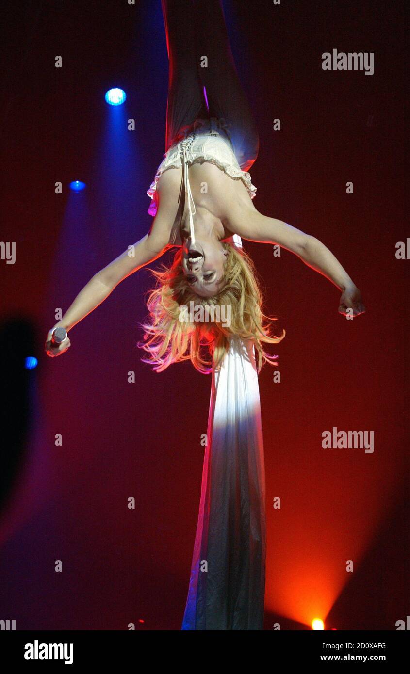 Jane Krakowski se produit à 'Broadway Bares XIII: Retour à Burlesque' à la salle de bal Roseland à New York le 15 juin 2003. Crédit photo : Henry McGee/MediaPunch Banque D'Images