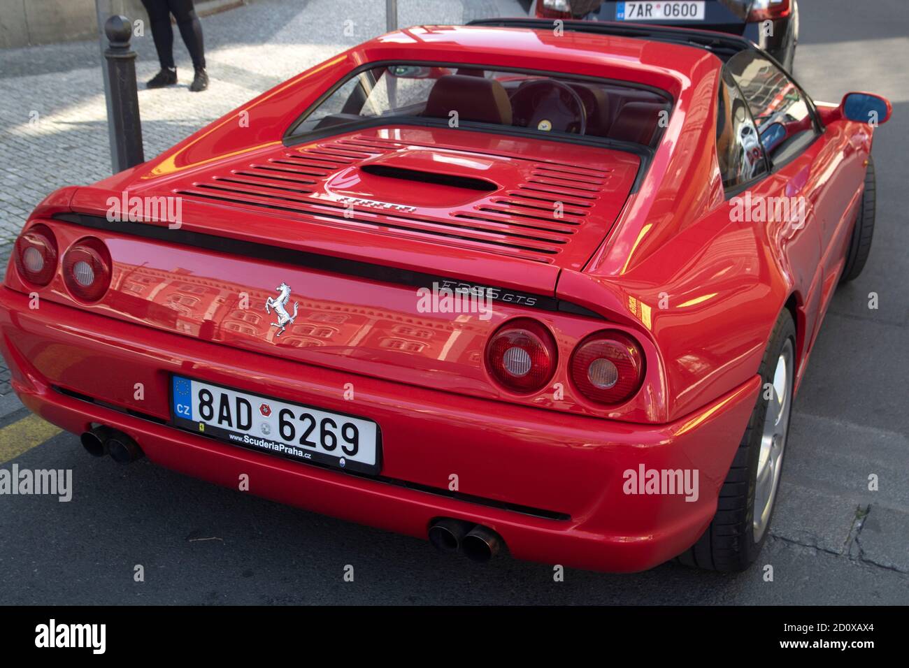 Ferrari F355 gts garée en rouge convertible dans la célèbre couleur rouge ferarri. La désignation de type F355 correspond à une capacité moteur de 3500cc et à cinq soupapes p Banque D'Images