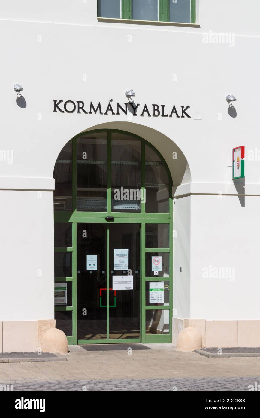 Entrée de Kormanyablak (bureau de l'agence gouvernementale) dans l'ancienne Megyehaza (mairie), Sopron, Hongrie Banque D'Images