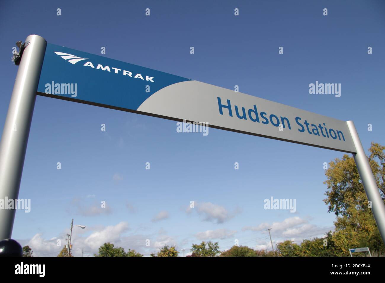 Panneau Amtrak pour la gare d'Hudson à Hudson NY, bleu avec argent avec fond ciel bleu clair dans le code postal 12534 Banque D'Images