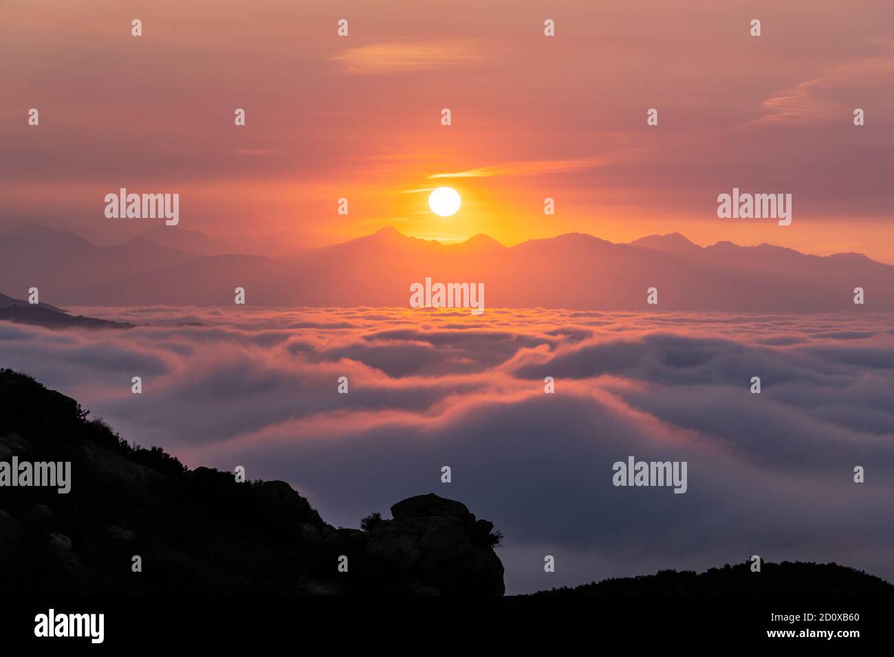 Vue au lever du soleil sur le brouillard de la vallée et les montagnes San Gabriel depuis Rocky Peak Park, dans le quartier de Chatsworth, à Los Angeles, en Californie. Banque D'Images