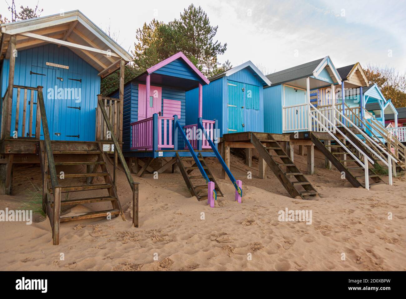 cabanes de plage et plage de sable à puits au bord de la mer sur la côte nord de norfolk royaume-uni hiver soleil angleterre Banque D'Images