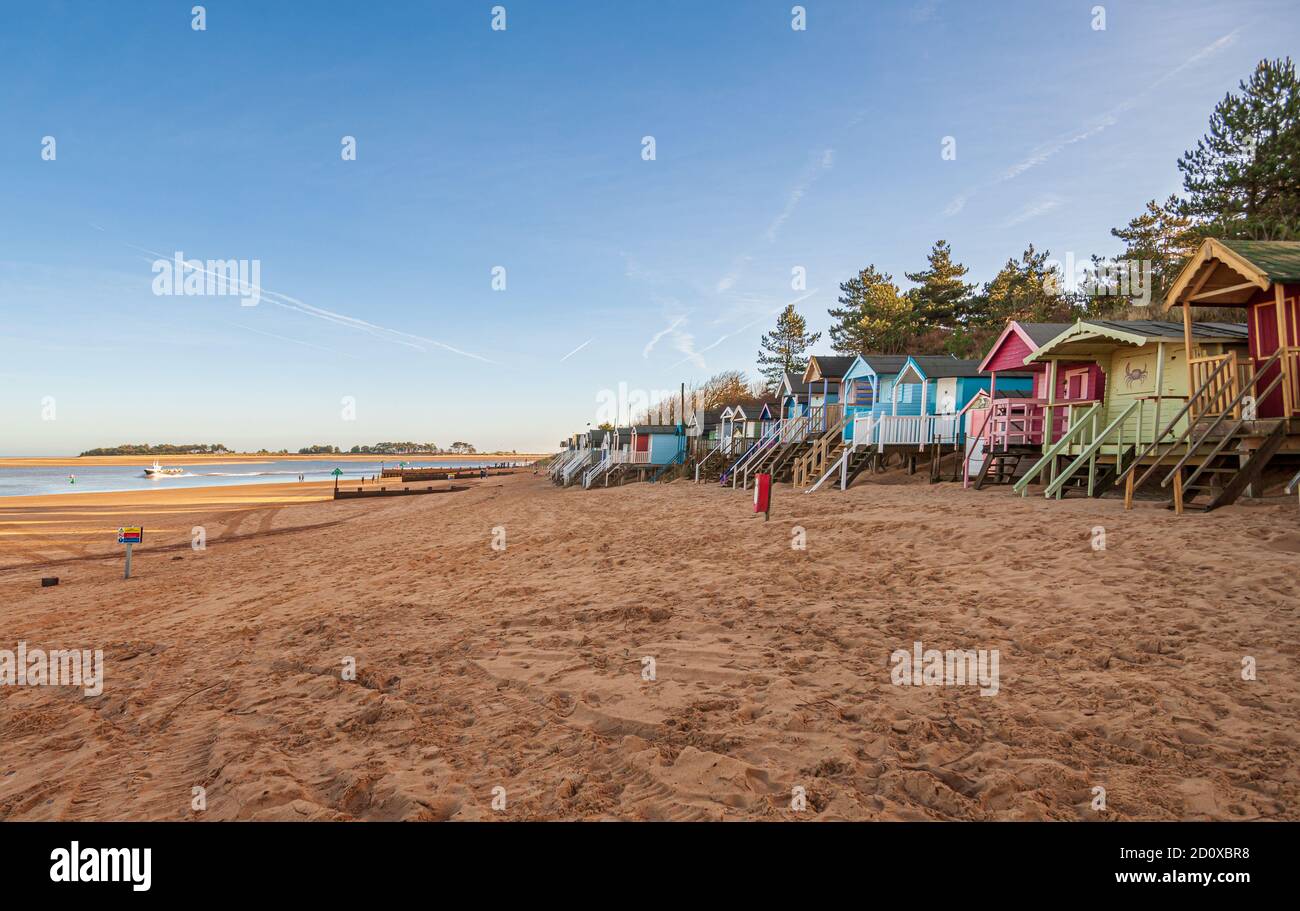 cabanes de plage et plage de sable à puits au bord de la mer sur la côte nord de norfolk royaume-uni hiver soleil angleterre Banque D'Images