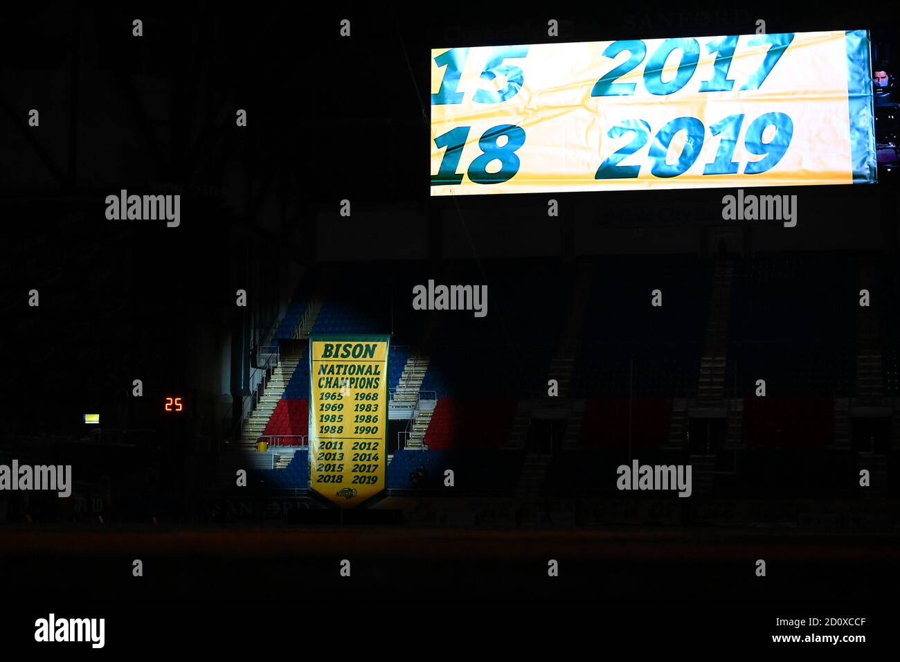 3 octobre 2020 : le Bison NDSU élève sa bannière de championnat NCAA 2019 dans le Fargo Dome avant un match de football NCAA FCS entre les ours de l'Arkansas central et le Bison d'État du Dakota du Nord au Fargo Dome, Fargo, ND. Russell Hons/CSM Banque D'Images