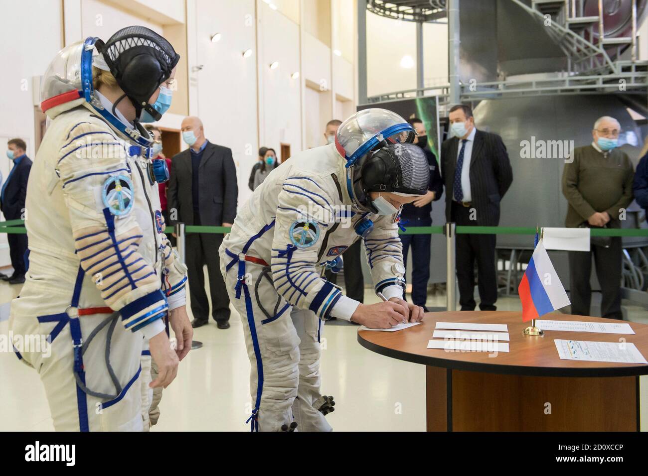 Expédition 64 le cosmonaute Sergey Kud-Sverchkov de Roscosmos se présente aux examens de qualification Soyouz pour le prochain vaisseau spatial russe Soyouz MS17 au Centre d'entraînement des cosmonautes de Gagarin le 23 septembre 2020 à Star City, en Russie. Le lancement de la fusée est prévu le 14 octobre avec les membres de l'équipage Kate Rubins de la NASA et les cosmonautes russes Sergey Ryzhikov et Sergey Kud-Sverchkov de Roscosmos à la Station spatiale internationale. Banque D'Images