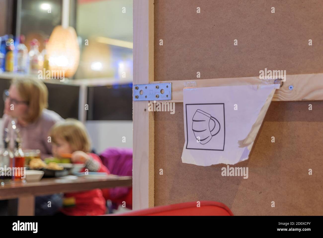 Blanc vintage bosselé, rugueux et ancienne texture de brique de béton léger avec le motif de brique anglaise. Banque D'Images