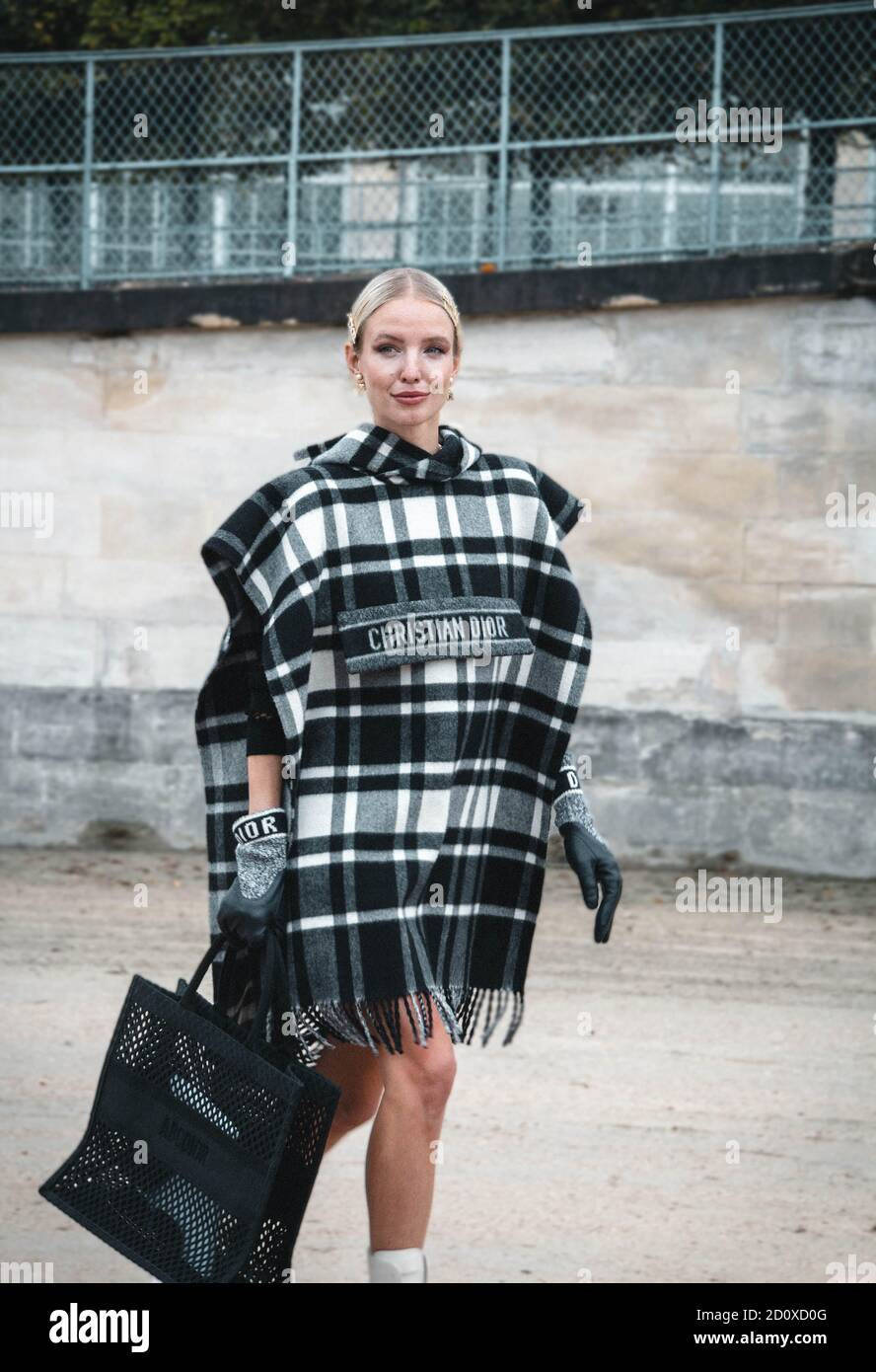 PARIS, FRANCE - 29 septembre 2020 : Leonie Hanne hors salon de la mode Dior, pendant la semaine de la mode de Paris - vêtements pour femmes Printemps/Eté 2020/2021 Banque D'Images