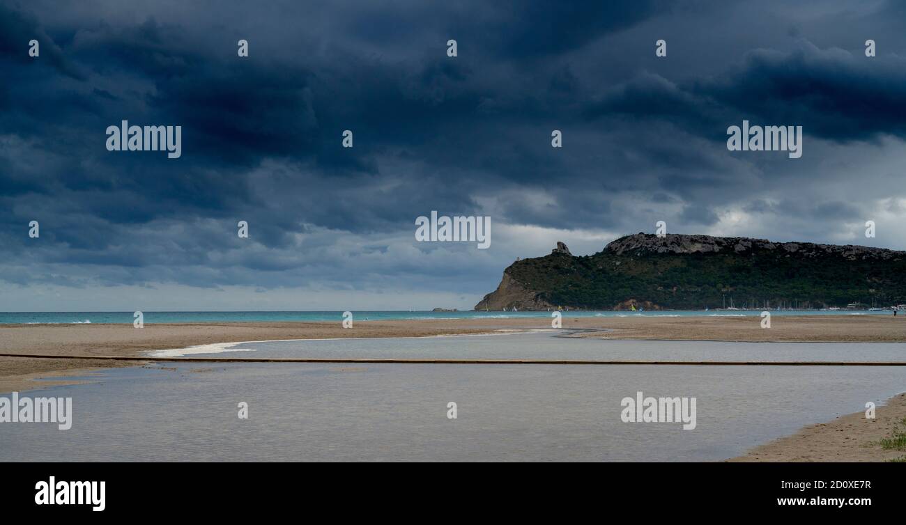 plage de poetto avec vue sur la selle du diable. Banque D'Images