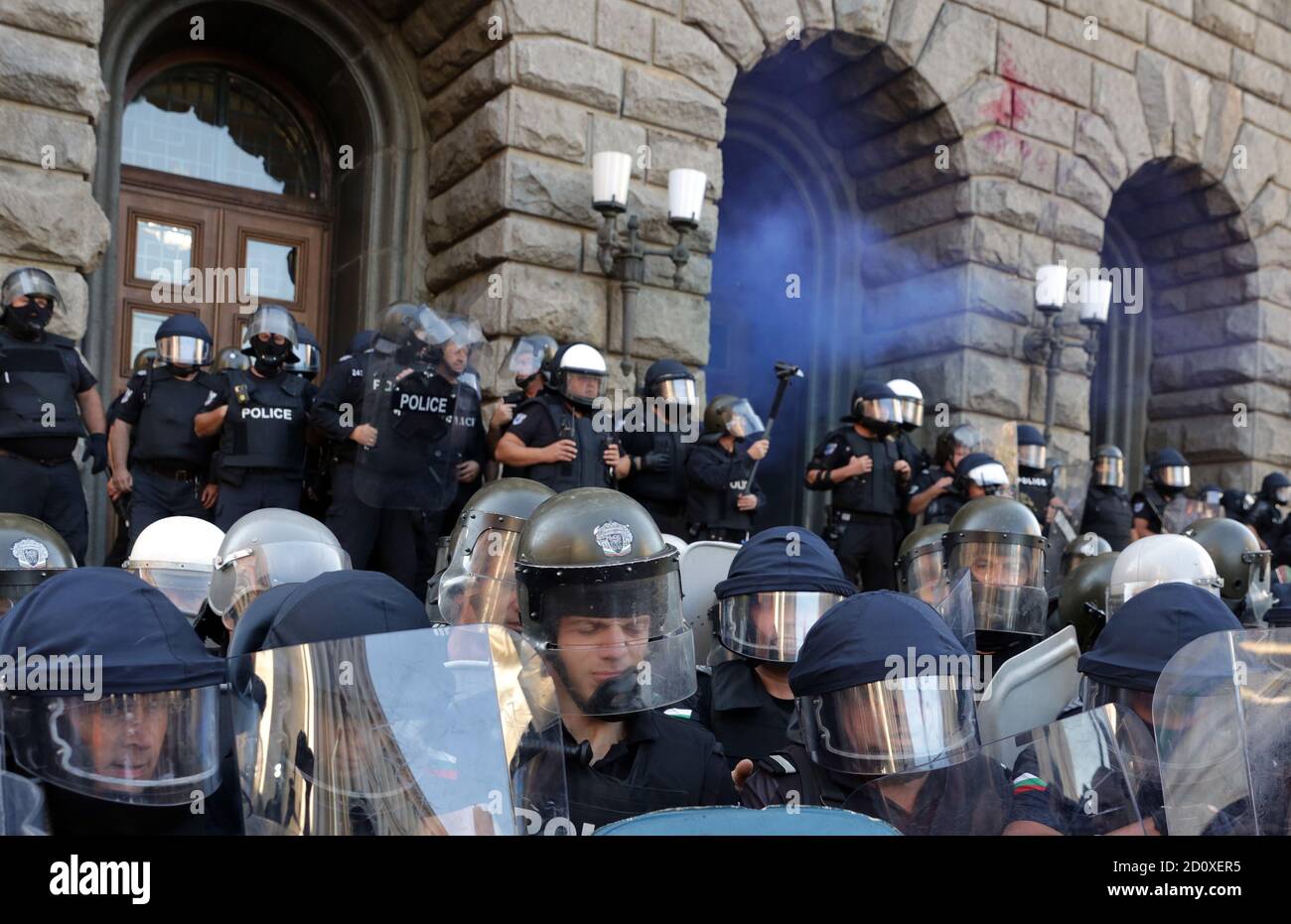 Sofia, Bulgarie - 2 septembre 2020 : les policiers en uniforme de protection de la gendarmerie se cachent derrière leurs boucliers lors d'une communication anti-gouvernementale Banque D'Images