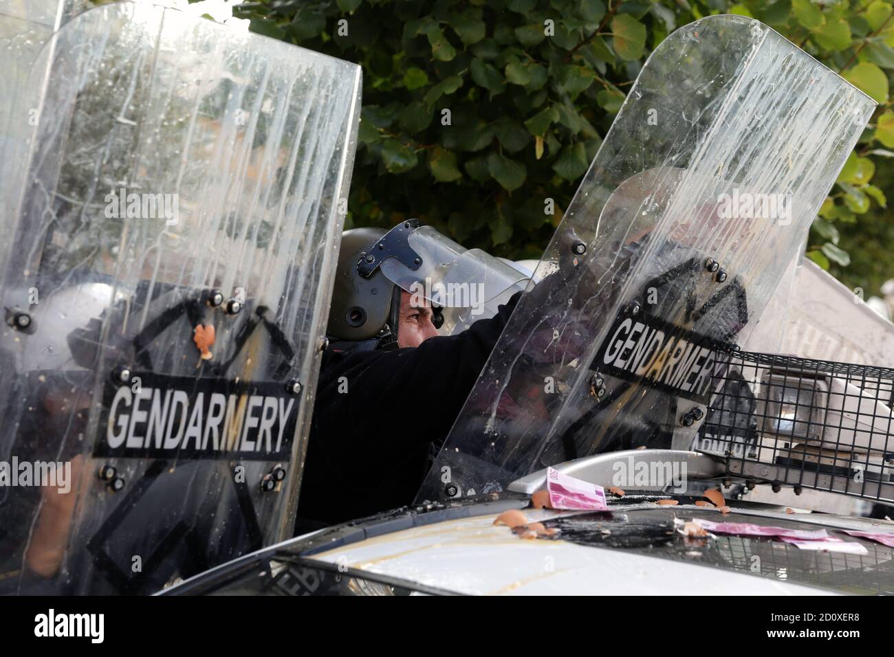Sofia, Bulgarie - 2 septembre 2020 : les policiers en uniforme de protection de la gendarmerie se cachent derrière leurs boucliers lors d'une communication anti-gouvernementale Banque D'Images