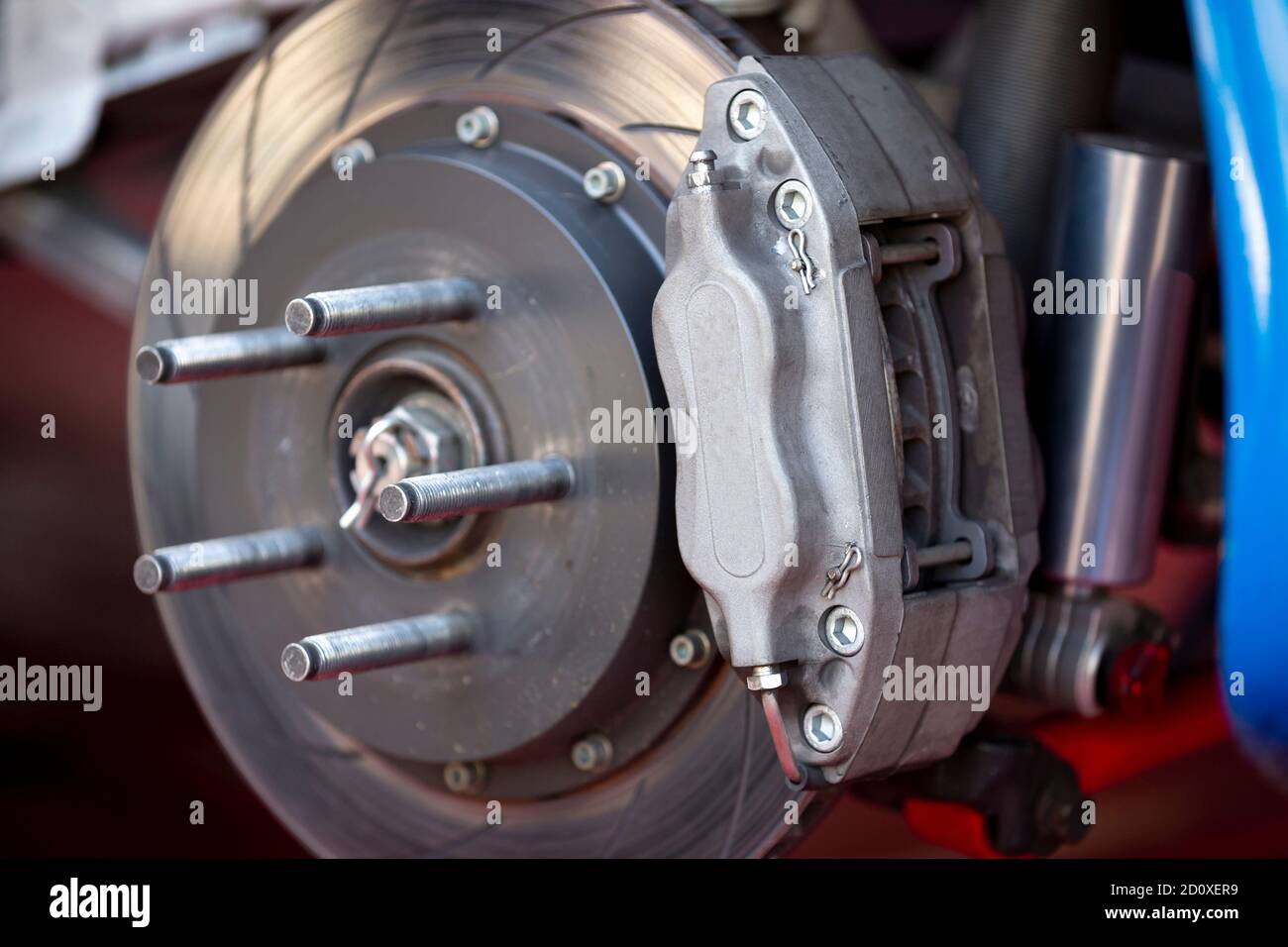 Étrier de frein haute performance sur freins à disque avec plaquettes de  frein d'une voiture. Pas de pneu Photo Stock - Alamy