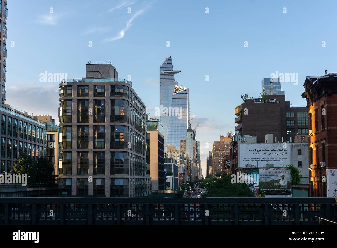 New York / USA - juillet 28 2020: Une vue de High Line sur la 18e rue et les bâtiments autour de Chelsea, Manhattan NYC Banque D'Images