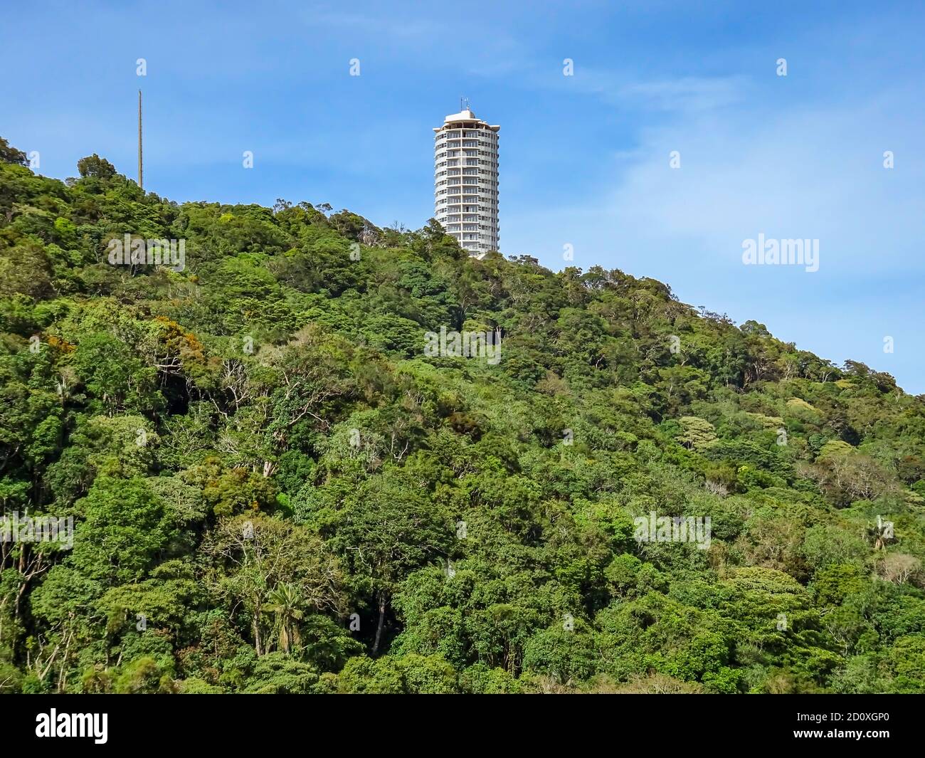 Caracas, Venezuela : vue sur le nouvel hôtel Humboldt au sommet de la montagne Avila. Banque D'Images