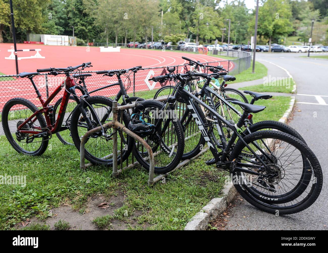 Un porte-vélos rempli de vélos dans une école secondaire Banque D'Images