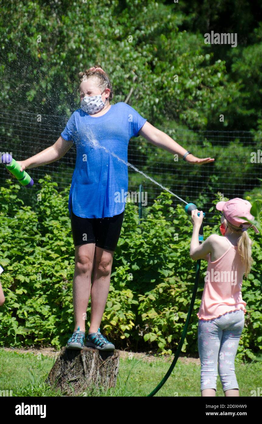 Campeurs au camp de jardin, jardin communautaire de Yarmouth, jouant avec l'eau, Yarmouth Maine, États-Unis Banque D'Images