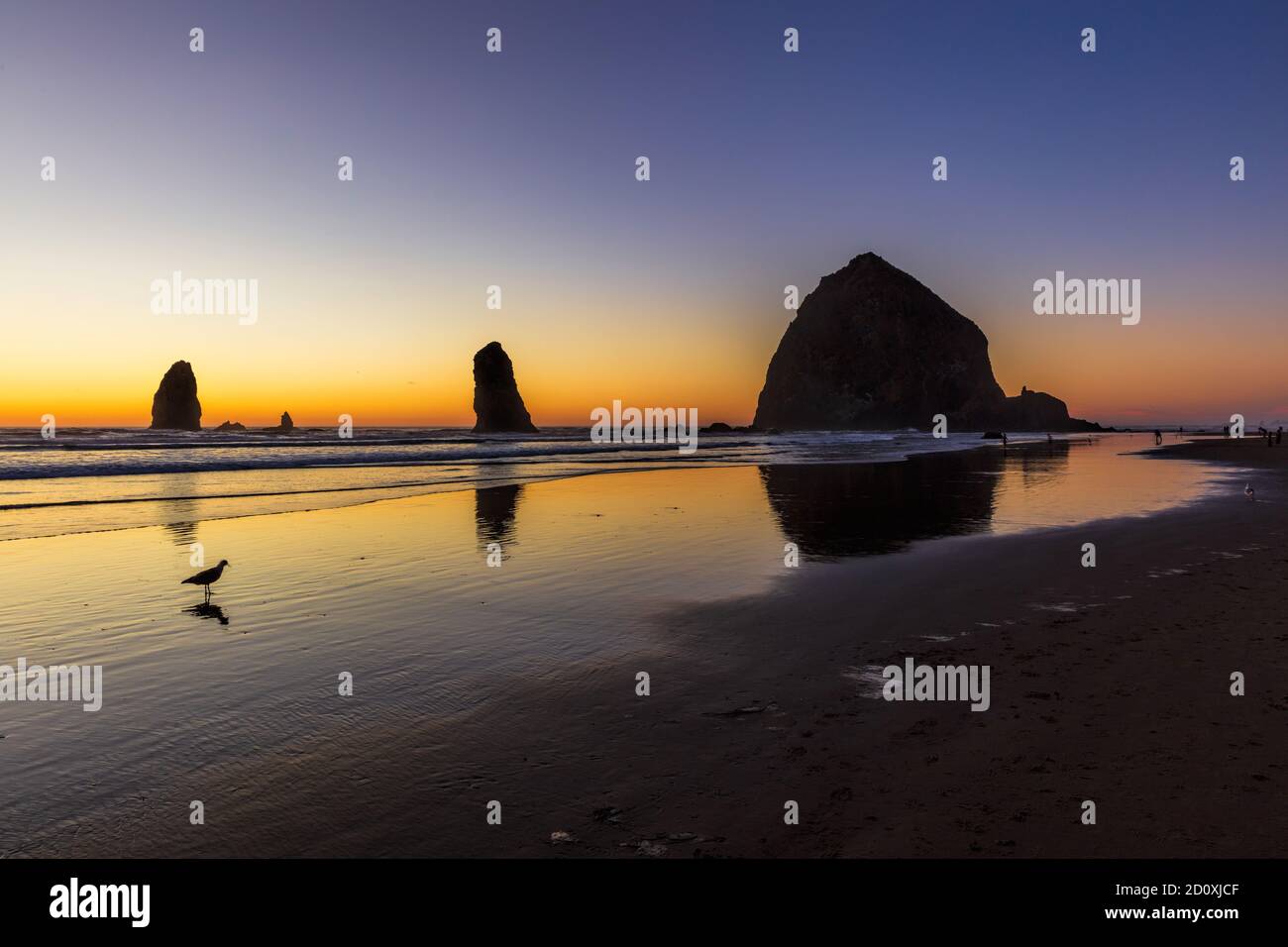 Coucher de soleil spectaculaire sur la plage avec le rocher de Haystack et le aiguilles Banque D'Images