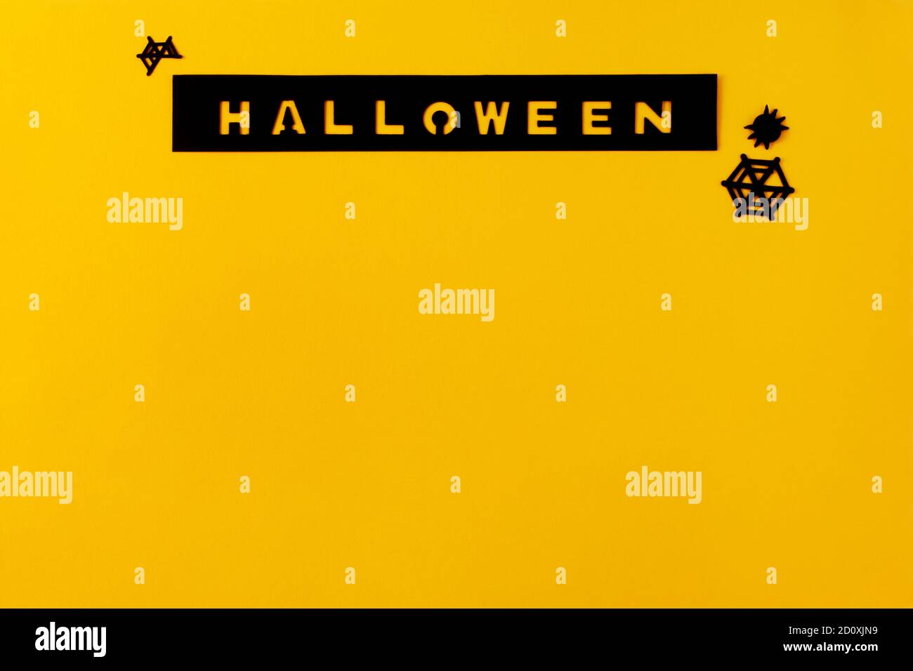 Mise en page conceptuelle pour halloween sur fond jaune-orange. Inscription faite à la main. Banque D'Images