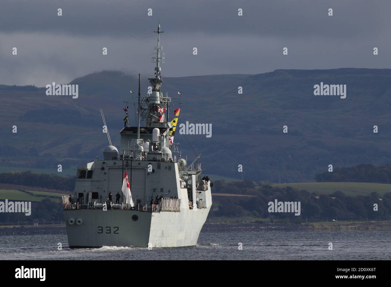 Le NCSM ville de Québec (FFH 332), une frégate multirôle de classe Halifax (ou de classe ville) exploitée par la Marine royale du Canada, passant Greenock à son arrivée pour l'exercice guerrier interarmées 20-2. Banque D'Images