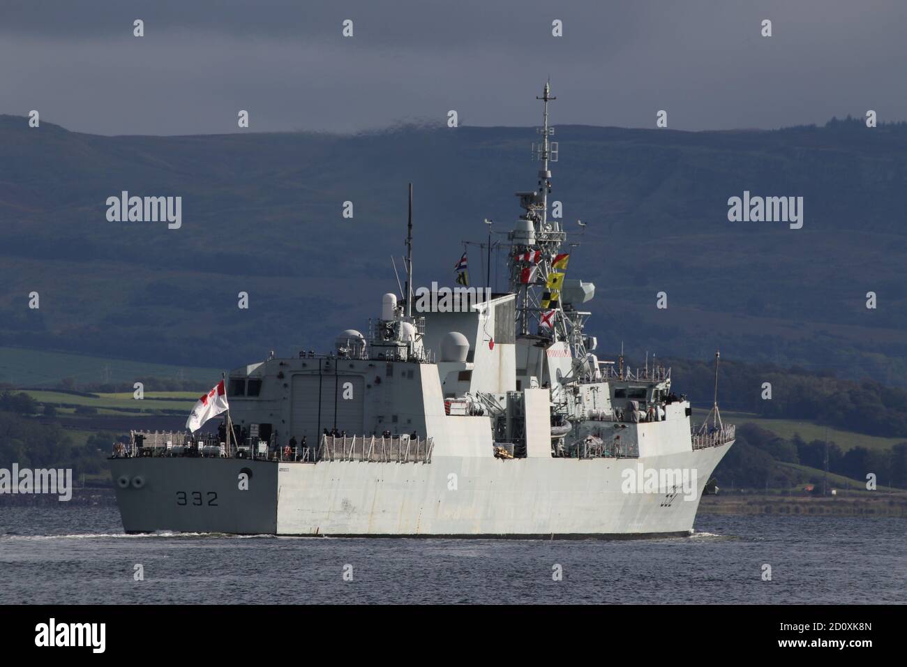 Le NCSM ville de Québec (FFH 332), une frégate multirôle de classe Halifax (ou de classe ville) exploitée par la Marine royale du Canada, passant Greenock à son arrivée pour l'exercice guerrier interarmées 20-2. Banque D'Images