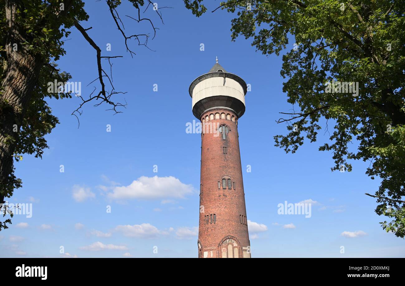 30 septembre 2020, Brandenburg, Wustermark/OT Elstal : la tour d'eau historique sur le site de construction du future Bahn technologie Campus Havelland GmbH (BTC) sur le site de l'ancien dépôt ferroviaire ou chantier de triage. À partir de 2021, le campus sera utilisé pour la formation théorique et pratique, ainsi que pour la formation et la recherche sur les chemins de fer, et une salle de service et d'entretien sera construite. Les partenaires de coopération sont Havelländische Eisenbahn AG, le district de Havelland, Infrastruktur- und Projektentwicklungsgesellschaft et la municipalité de Wustermark. Le marais Banque D'Images