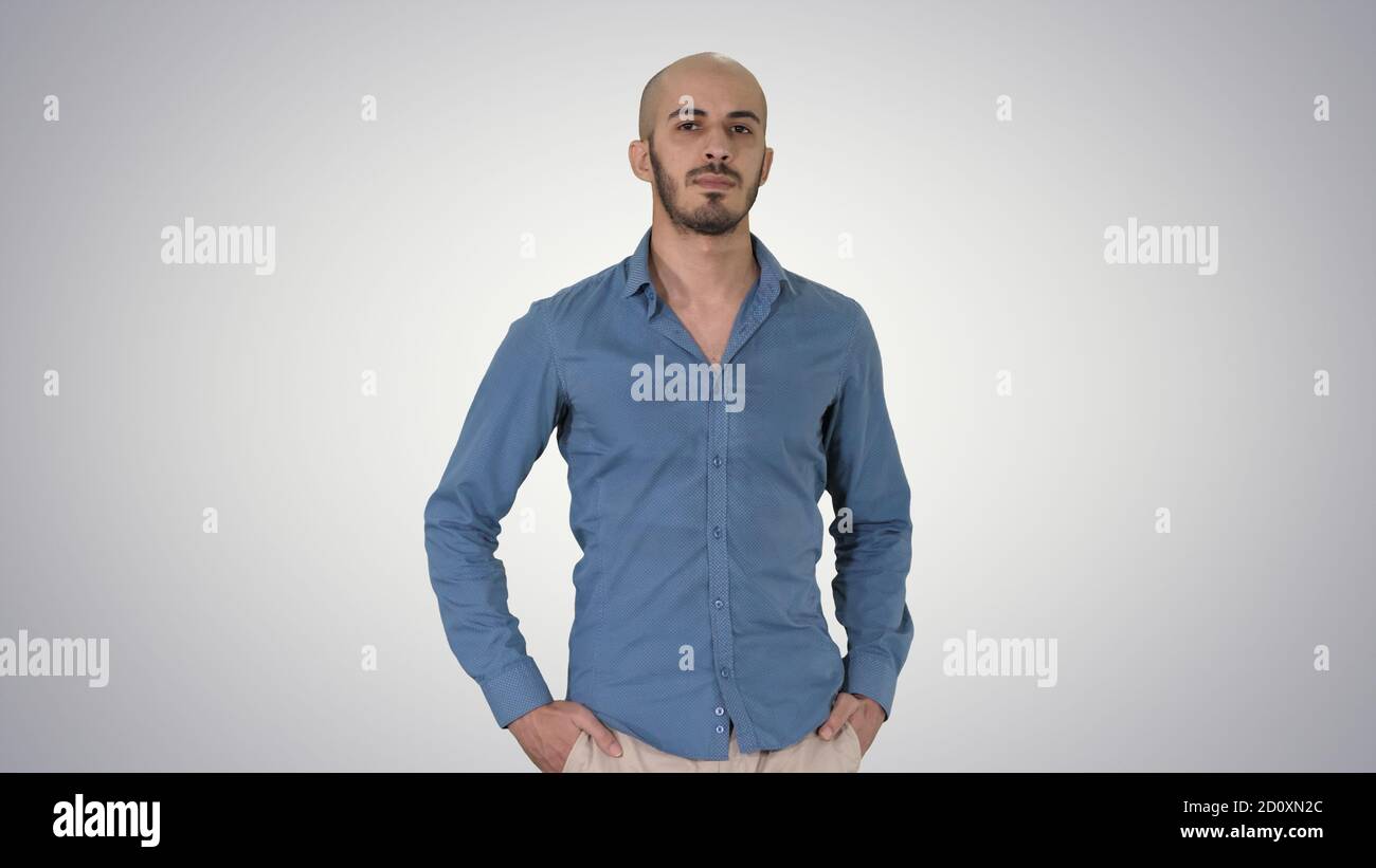 Beau jeune homme arabe portant un ensemble décontracté de marche, putti Banque D'Images
