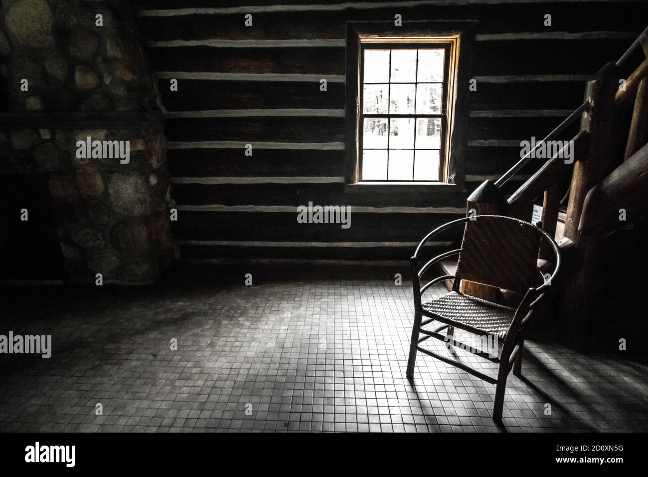 Chambre vide avec chaise simple. La lumière du soleil traverse la fenêtre d'une cabine avec une chaise en bois vide dans le coin Banque D'Images