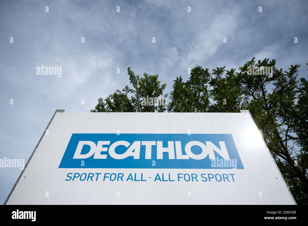 Plochingen, Allemagne. 02 octobre 2020. Le logo du détaillant de produits  sportifs Decathlon est visible sur un panneau à la succursale du siège  social allemand. Le géant français des articles de sport